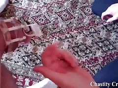 卡特琳 · 科齊光著身子在船上