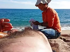 辛西婭 · 彭德拉根放在草坪上