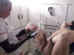 布裡吉塔寶格麗在沙發裡