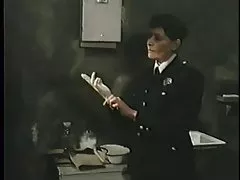 女傭帶著年輕男
